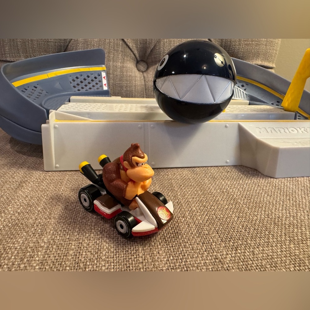 Hot Wheels Mario Kart Chain Chomp Track Set with Mario Kart/Donkey Kong Vehicle.